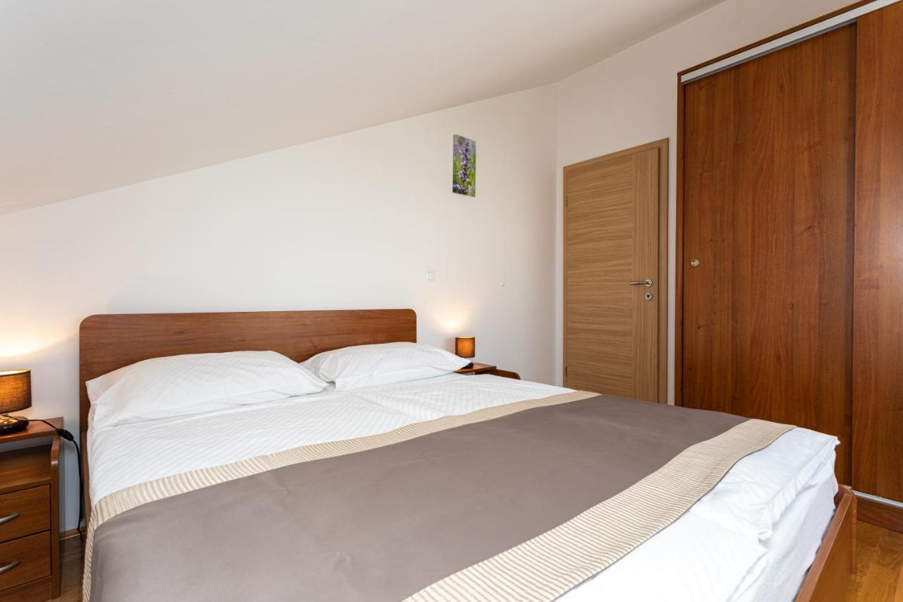 Apartments Crneković Baška Buitenkant foto